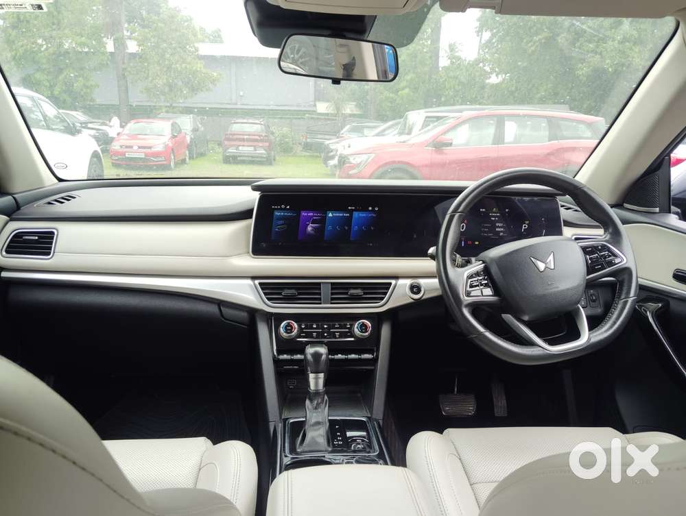 Mahindra Xuv700 2.2 Ax 7 Diesel At Luxury Pack Str Awd, 2022, Diesel