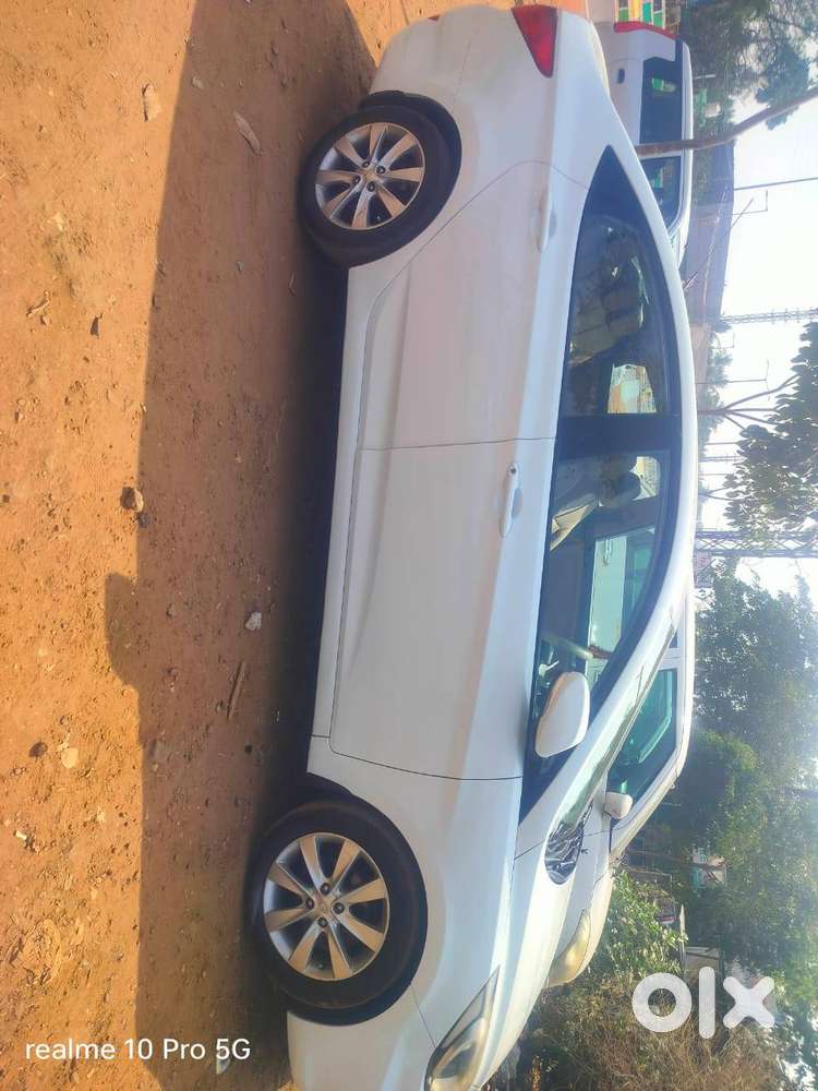 Hyundai Fluidic Verna White Colour