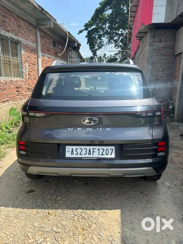 Hyundai Venue 2022 Petrol Showroom Condition
