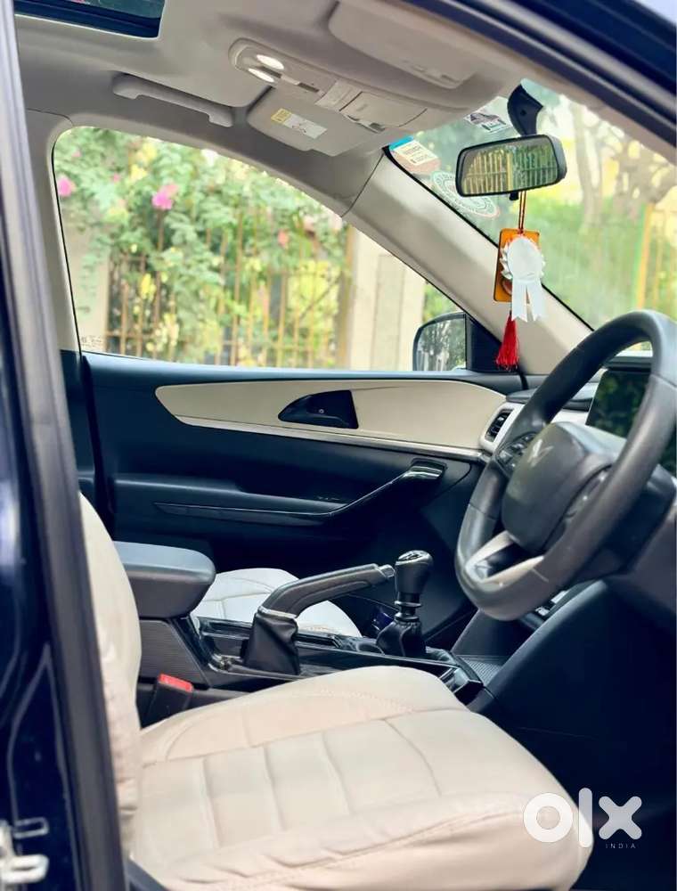 Mahindra Xuv700 With Sunroof