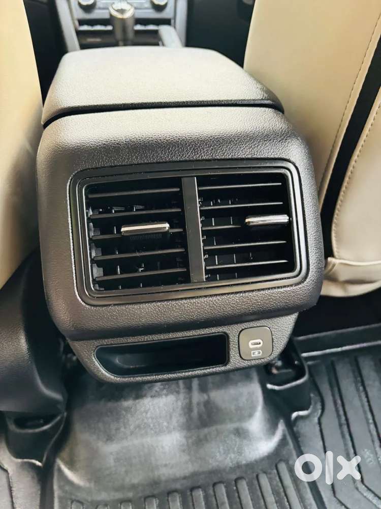 Mahindra Xuv700 2.0 Ax 5 Petrol Mt 7 Str, 2025, Petrol