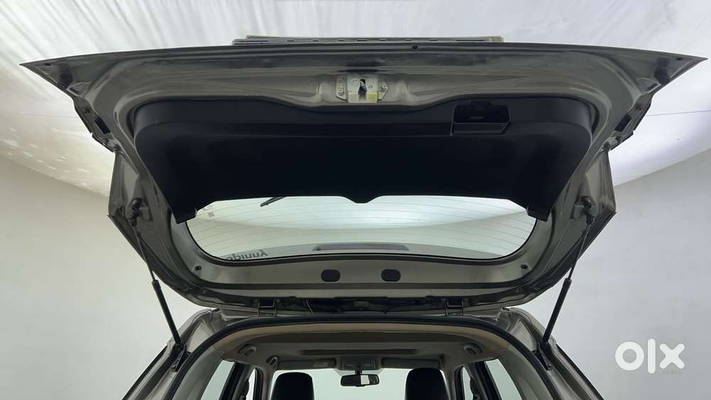 Maruti Suzuki Brezza 1.5 Zxi At Smart Hybrid Dual Tone, 2022, Petrol