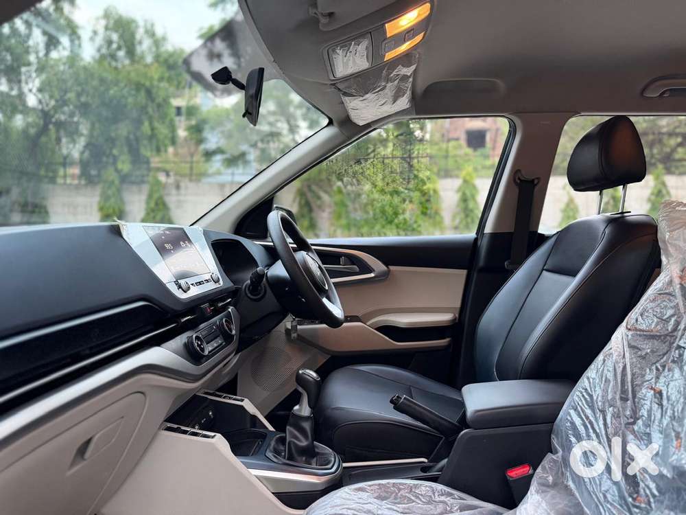 Kia Carens G 1.5 6mt Premium (o) 7-seater, 2025, Petrol