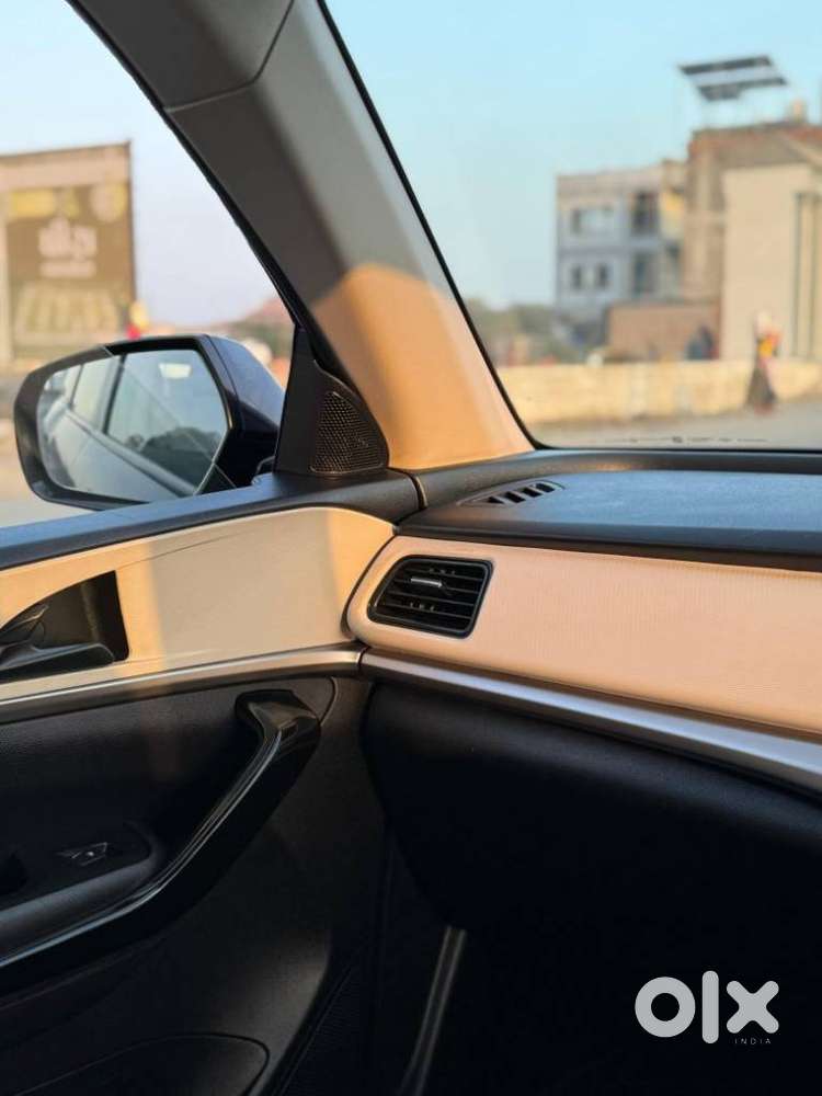 Mahindra Xuv700 2.0 Ax 5 Petrol Mt Str, 2022, Petrol
