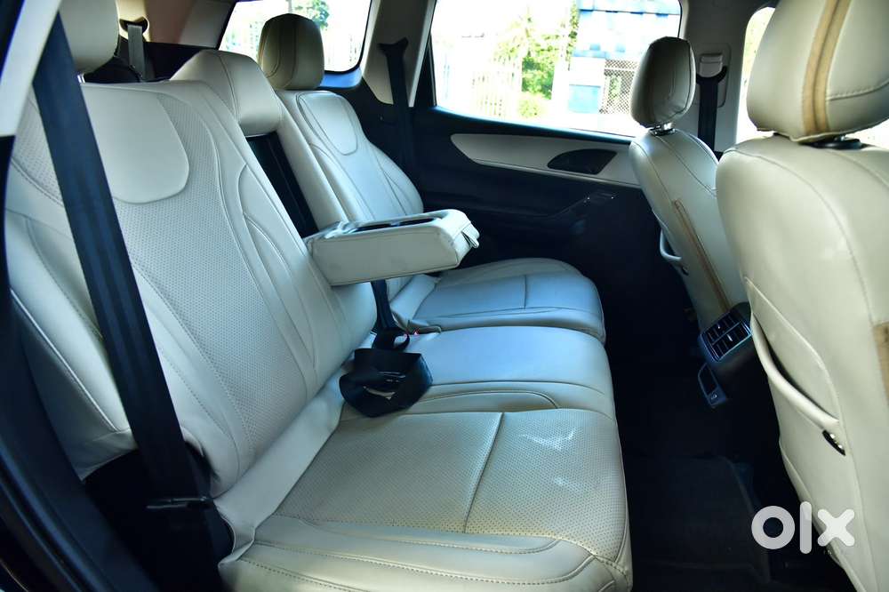 Mahindra Xuv700 Ax 5 Petrol Mt 7 Str (e), 2022, Petrol