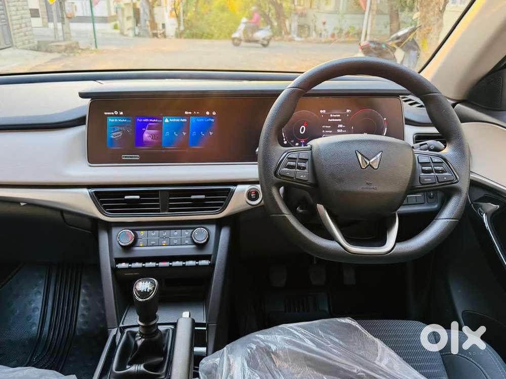 Mahindra Xuv700 2.2 Ax 5 Diesel At 7 Str, 2025, Diesel