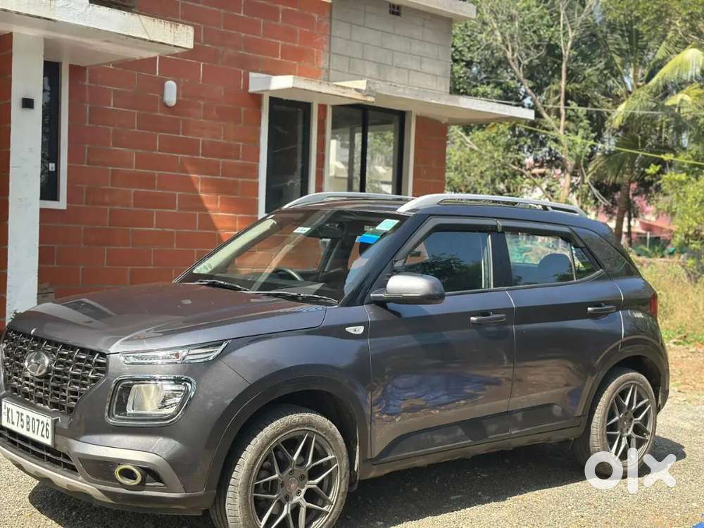 Hyundai Venue 2021 Petrol 29500 Km Driven