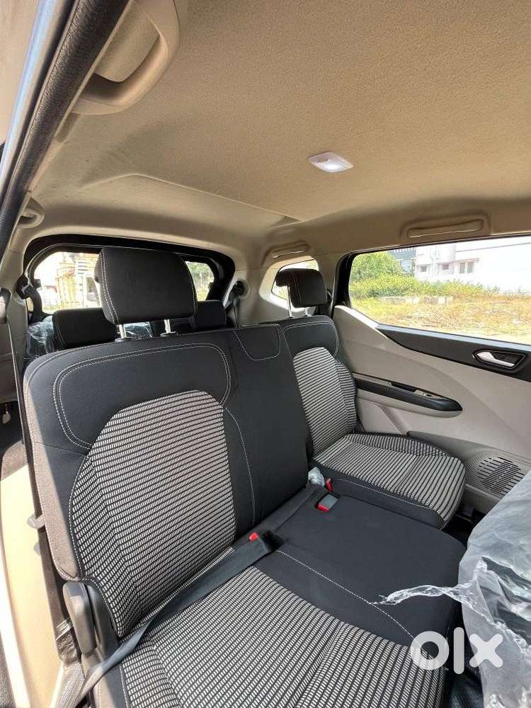 Renault Triber Rxz, 2023, Petrol