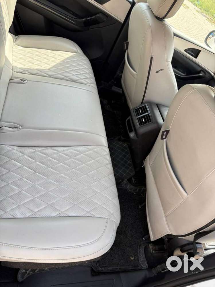 Mahindra Xuv700 2.2 Ax 5 Diesel At Str, 2022, Diesel