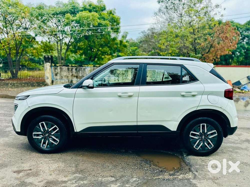Hyundai Venue 2021 Petrol 18500 Km Driven