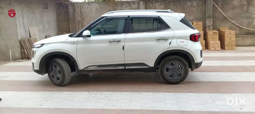 Hyundai New Venue 2023 Petrol Well Maintained