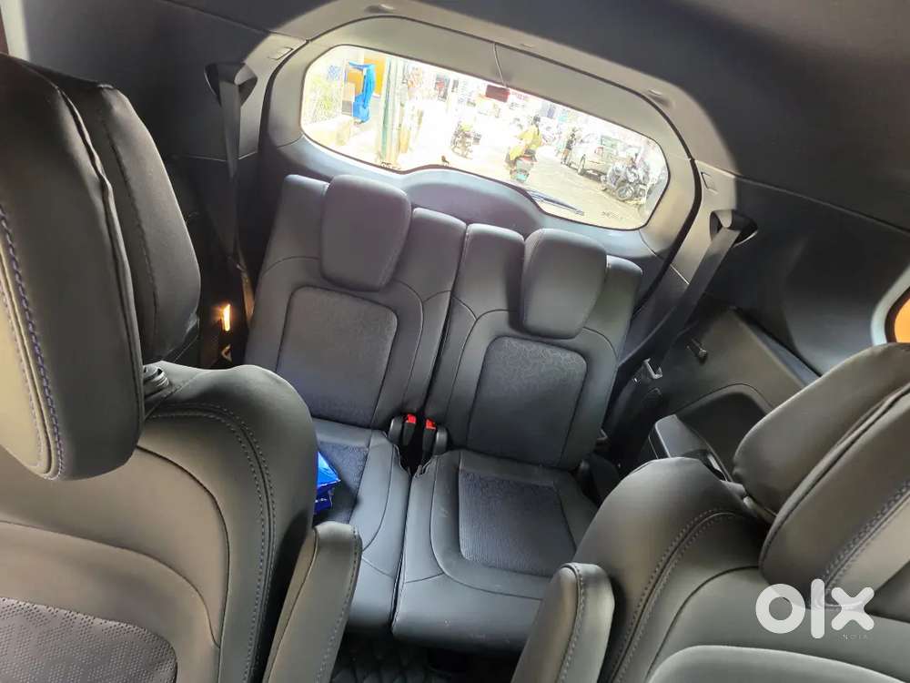 SAFARI 6S A BS6 P2 D ACC+DK (OBERON Black - Top End Dark Edition)
Seat