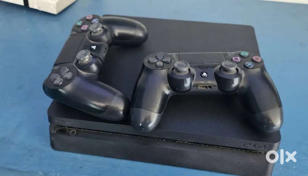 Selling my ps4 with few games cd