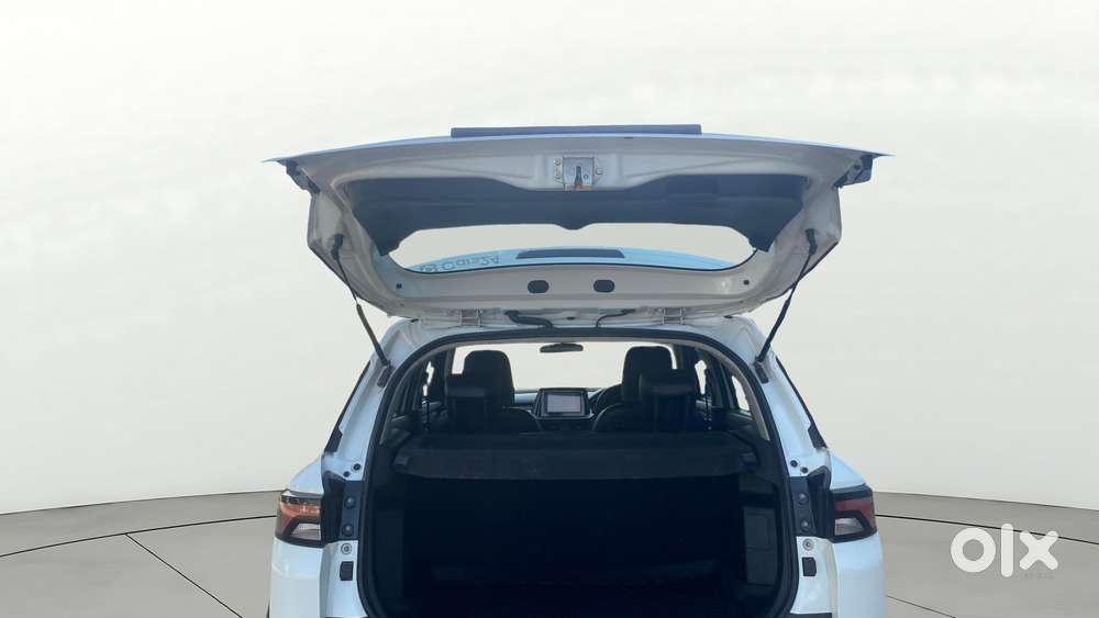 Maruti Suzuki Brezza 1.5 Zxi At Smart Hybrid, 2023, Petrol