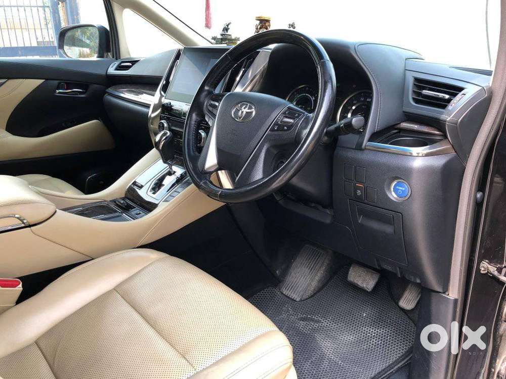 Toyota Vellfire 2.5 Executive Lounge, 2023, Cng & Hybrids