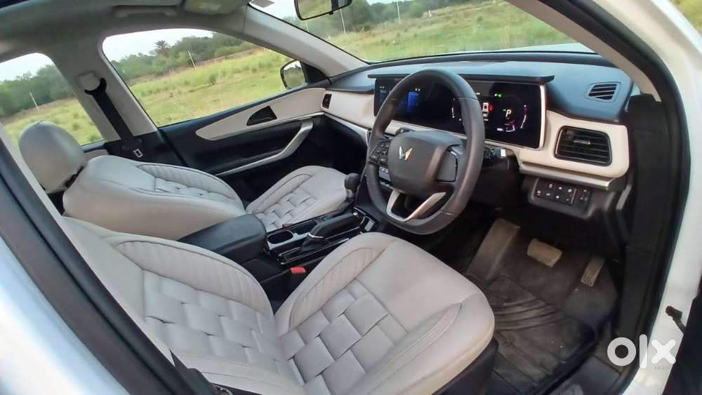 Mahindra Xuv700 2.2 Ax 5 Diesel At 7 Str, 2025, Diesel