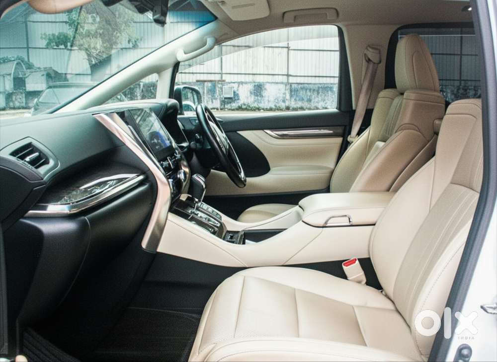 Toyota Vellfire 2.5 Executive Lounge, 2023, Petrol