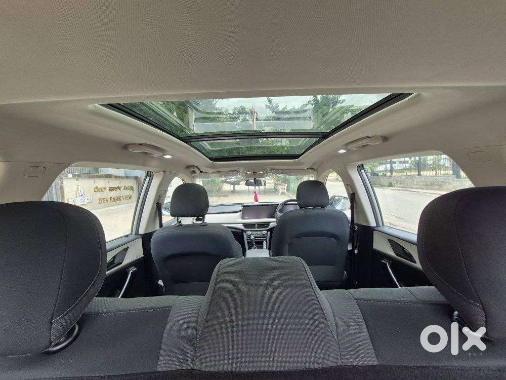 Mahindra Xuv700 2.0 Ax 5 Petrol Mt Str, 2022, Petrol