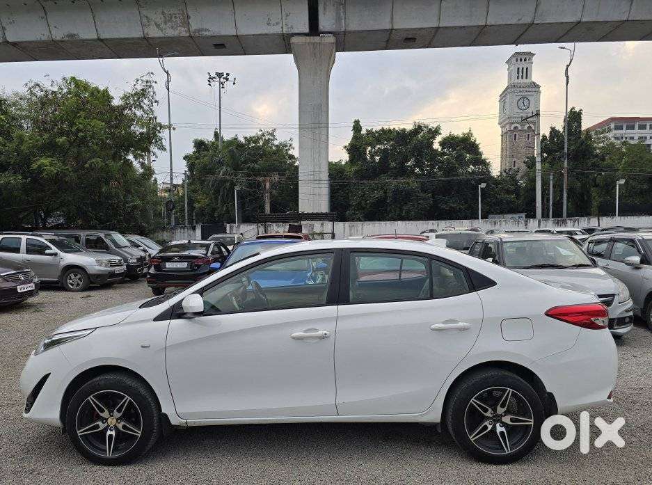 Toyota Yaris J Cvt, 2018, Petrol