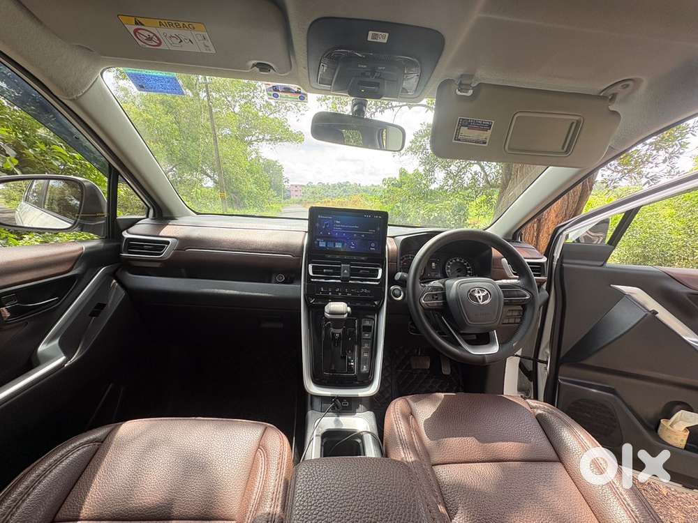 Toyota Innova Hycross 2025