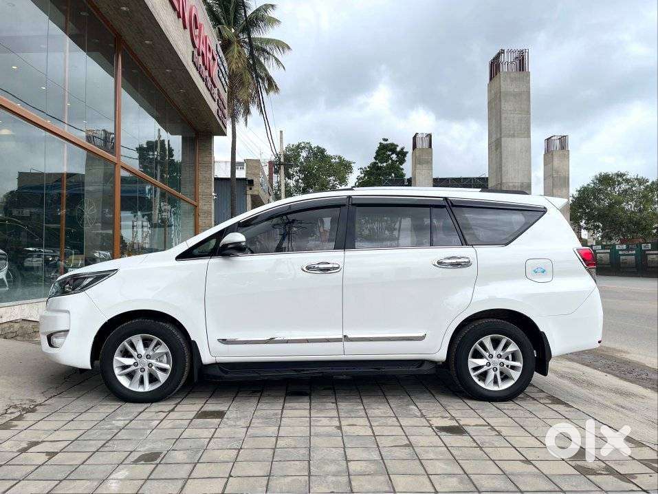 Toyota Innova Crysta 2.4 G Mt 7 Str, 2023, Diesel