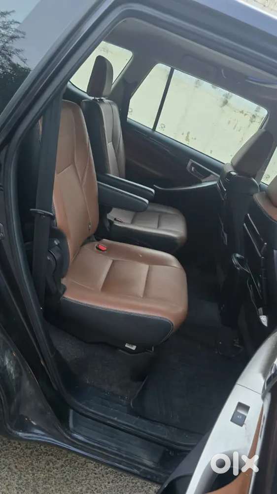 Innova Crysta Captain Seat 2.4 Z (at)