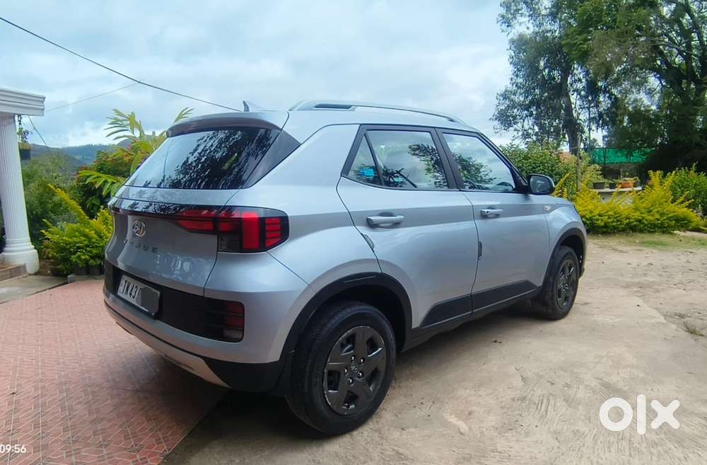 Hyundai Venue 2024 Petrol Well Maintained