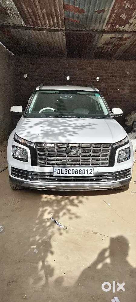 Hyundai Venue E Plus 2024 Petrol 6800 Km Driven With Sunroof