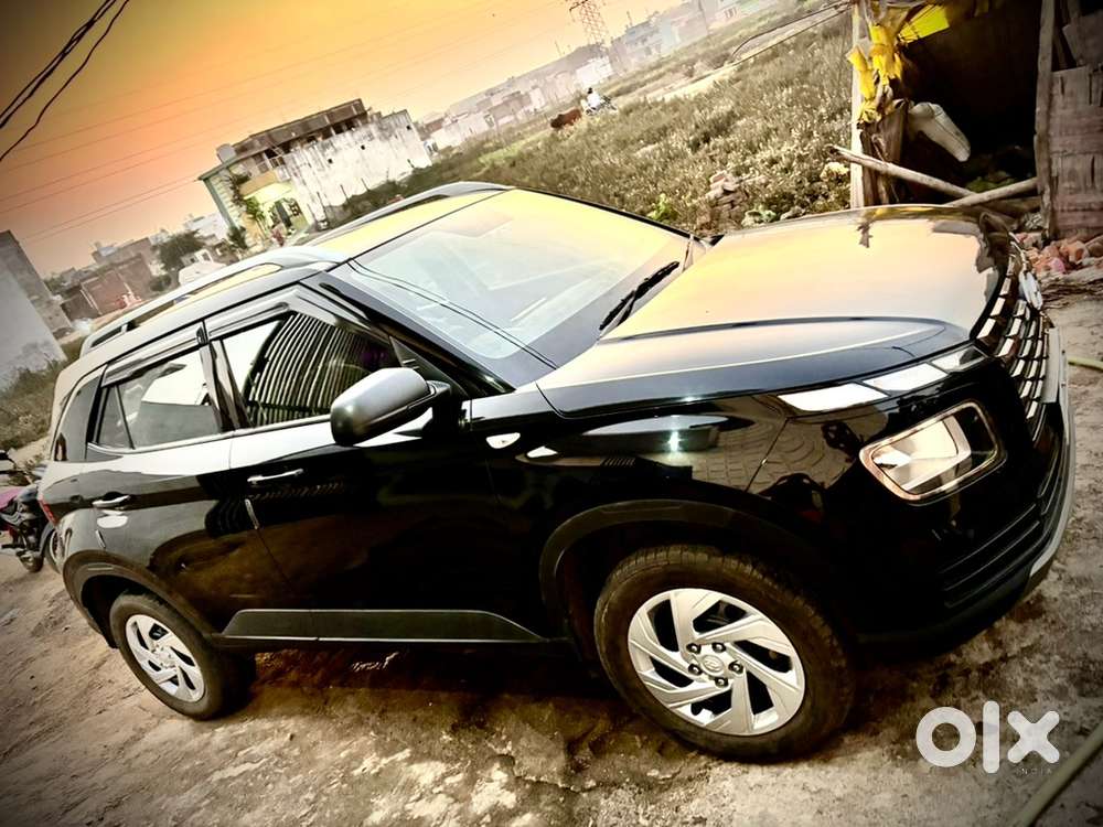 Hyundai Venue 2025 Petrol 11000 Km Driven