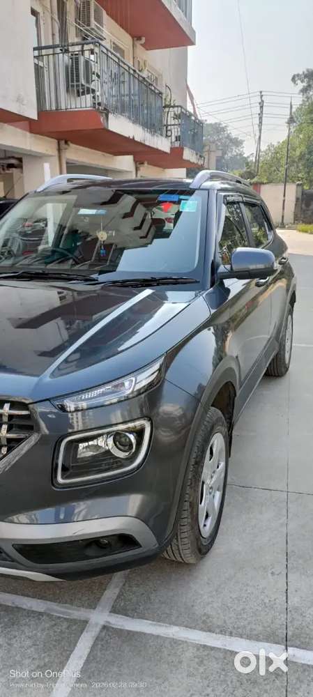 Hyundai Venue 2022 Petrol 11000 Km Driven