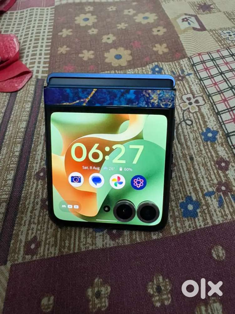 Moto Razr 60 flip phone
