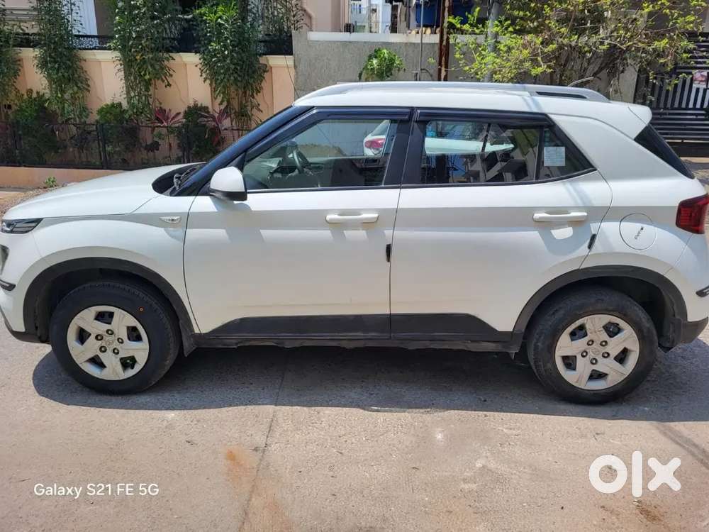 Only 43,000 Kms Hyundai Venue Petrol 2021