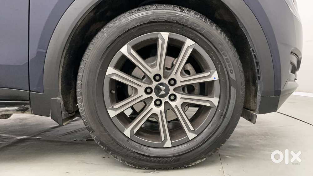 Mahindra Xuv700 2.0 Ax 7 Petrol At Luxury Pack Str, 2025, Petrol
