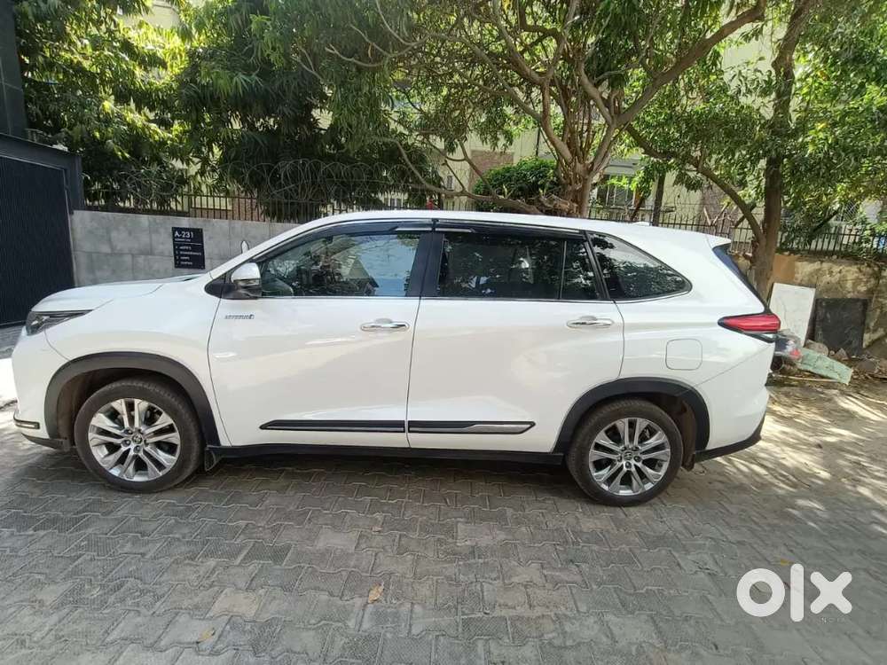 2023 Toyota Innova Hycross  Super White  Hr87  Executive - Owned