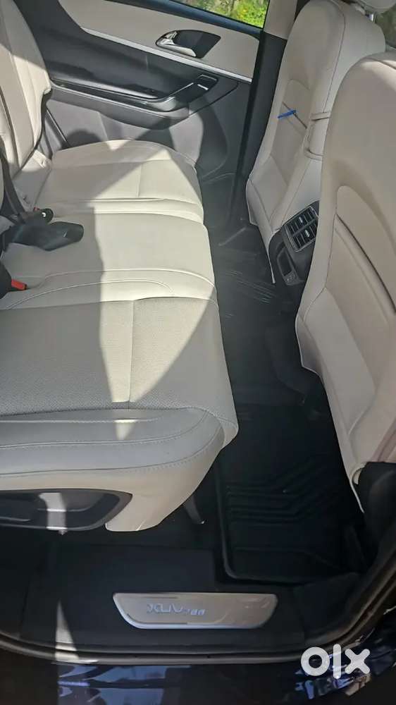 Mahindra Xuv700 2025 Petrol 5000 Km Driven