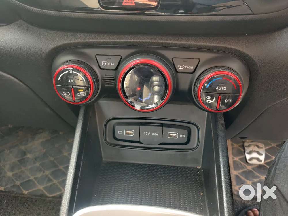 Hyundai Venue Sx Dual Tone October-2021 With All Top Model Features