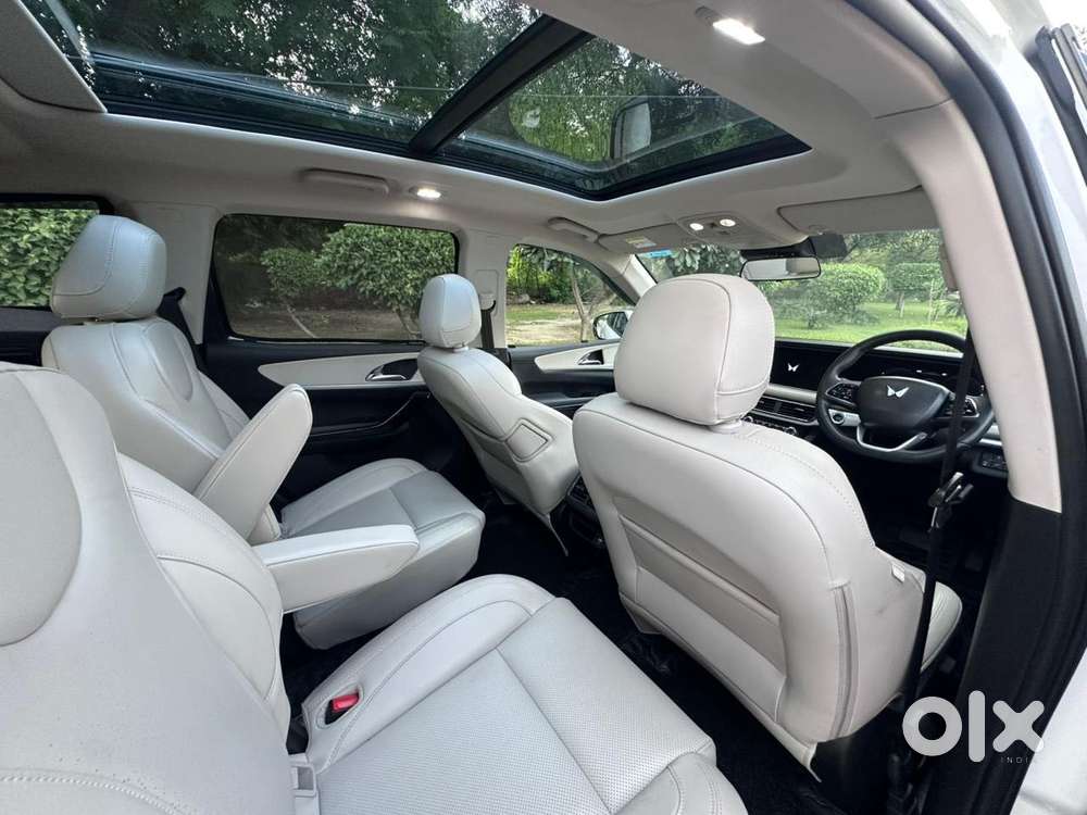 Mahindra Xuv700 2.0 Ax 7 Petrol At Str, 2025, Petrol