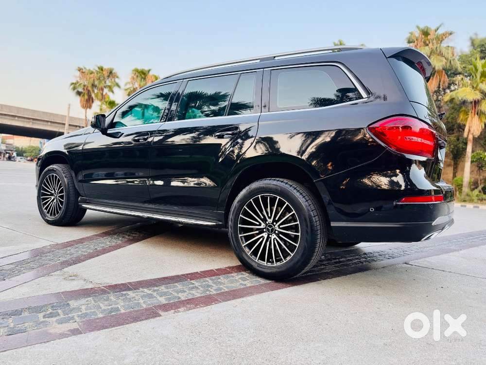 Gle350d 4matic Next To Showroom Car