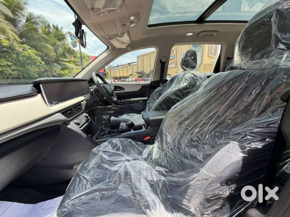 Mahindra Xuv700 2.0 Ax 5 Petrol Mt 7 Str, 2022, Petrol
