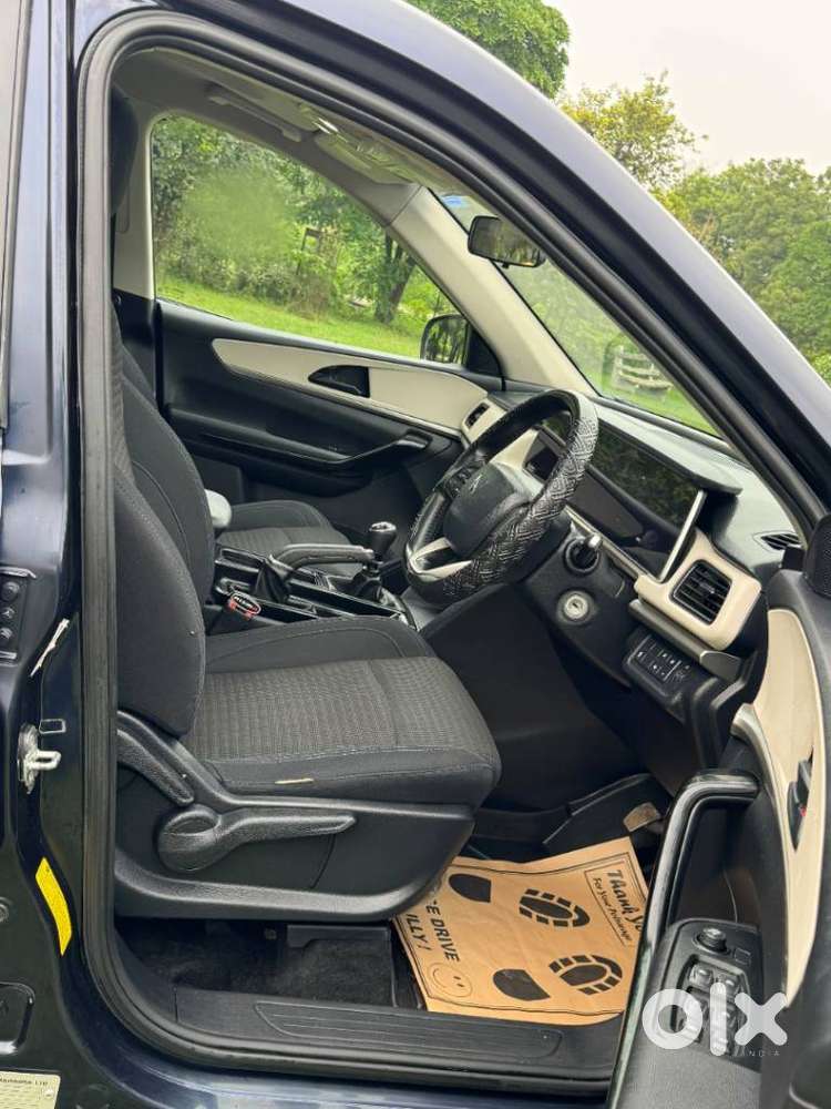 Mahindra Xuv700 Ax 5 Petrol Mt 7 Str (e), 2022, Petrol