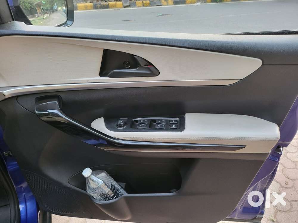 Mahindra Xuv700 2.2 Ax 5 Diesel At Str, 2022, Diesel
