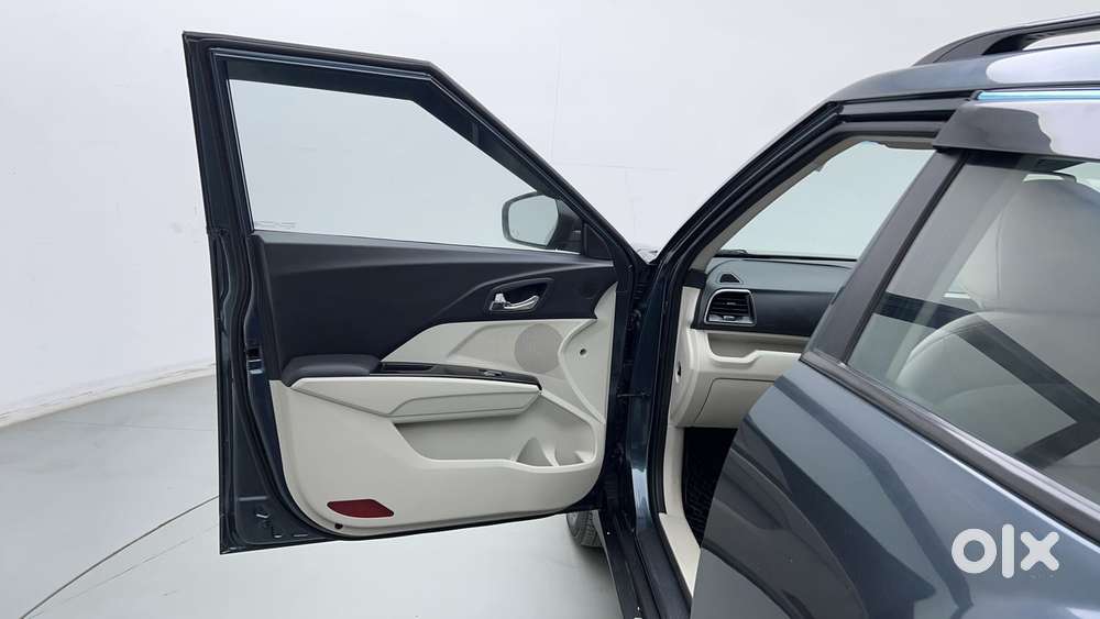 Mahindra Xuv300 1.2 W8 (o) Amt Petrol, 2023, Petrol