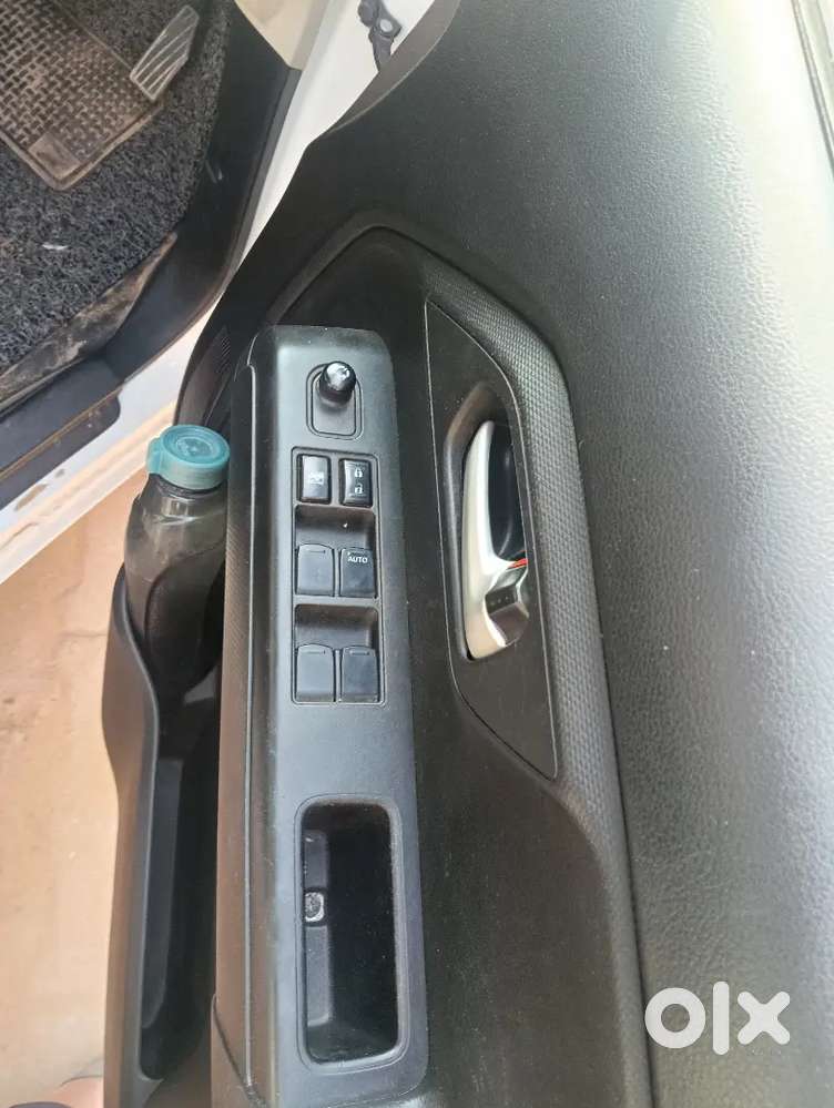 इस गाड़ी में Lcd और Back Camera लगा हुआ है और बढ़िया स्थिति में है