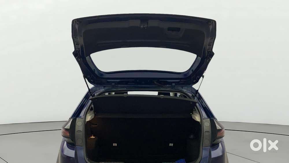 Tata Altroz 1.2 Xta Petrol Dct, 2022, Petrol