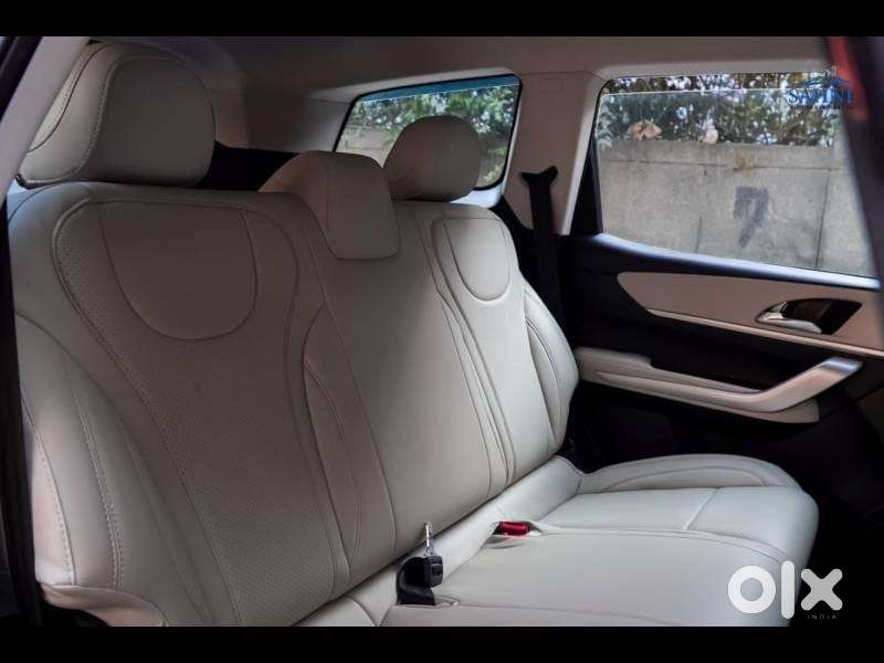 Mahindra Xuv700 2.0 Mx Petrol Mt 5 Str, 2024, Petrol