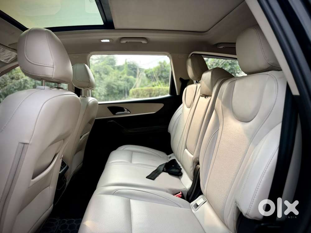 Mahindra Xuv700 2.0 Ax 7 Petrol At Str, 2022, Petrol