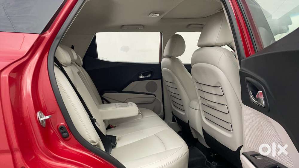 Mahindra Xuv300 1.2 W8 (o) Amt Petrol, 2022, Petrol