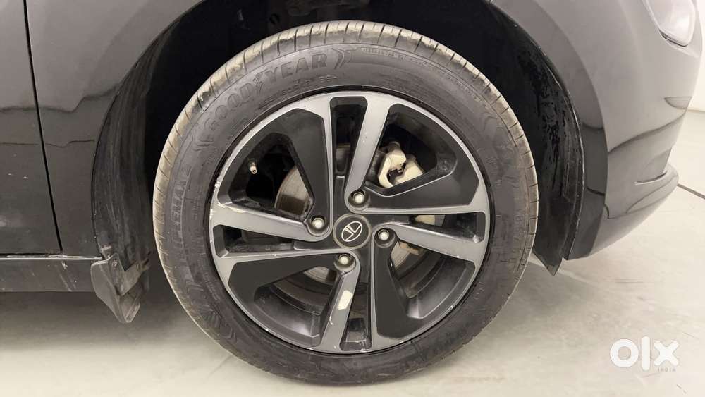 Tata Altroz 1.2 Xza Plus Dark Edition Dct, 2022, Petrol