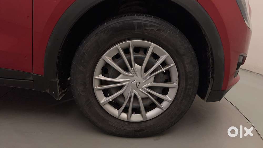 Mahindra Xuv700 2.0 Ax 3 Petrol At 5 Str, 2021, Petrol