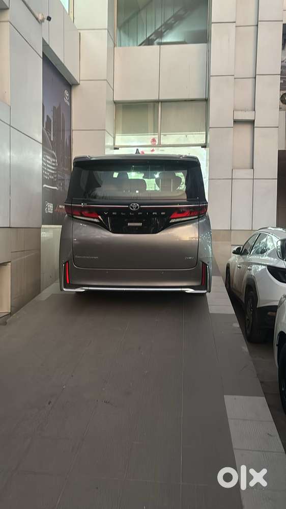 Toyota Vellfire Vip – Executive Lounge, 2026, Petrol